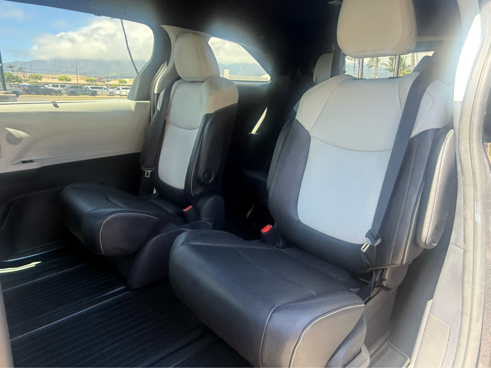Used 2025 Toyota Sienna XSE FWD image 16