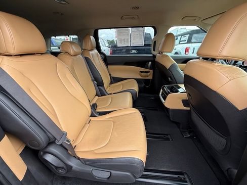 Used 2023 Kia Carnival EX FWD image 24