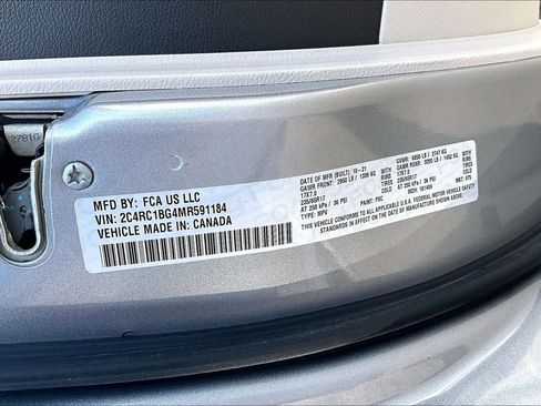 Used 2021 Chrysler Pacifica Touring-L FWD image 3