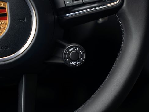 Certified 2026 Porsche Macan AWD/4WD image 9