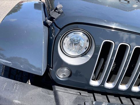 Used 2017 Jeep Wrangler Unlimited Sahara w/ Connectivity Group AWD/4WD image 27