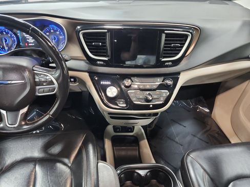 Used 2017 Chrysler Pacifica Touring-L FWD image 11