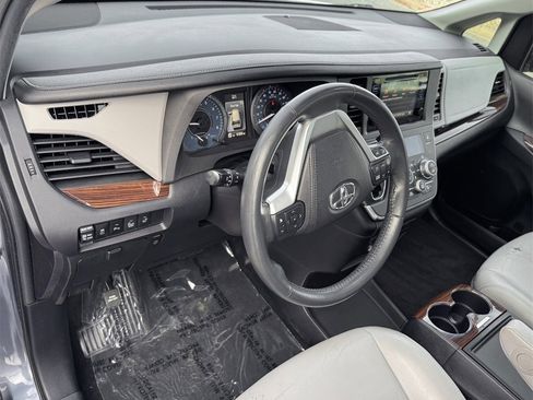 Used 2015 Toyota Sienna Limited image 17