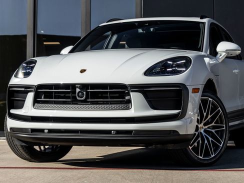 Certified 2026 Porsche Macan AWD/4WD image 7