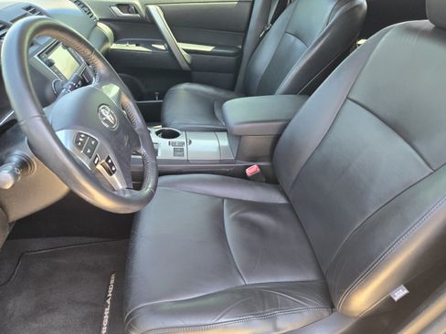Used 2013 Toyota Highlander SE FWD image 9