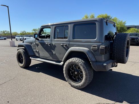 Used 2019 Jeep Wrangler Unlimited Sahara AWD/4WD image 7