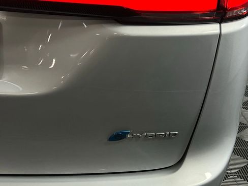 Used 2024 Chrysler Pacifica Select image 14