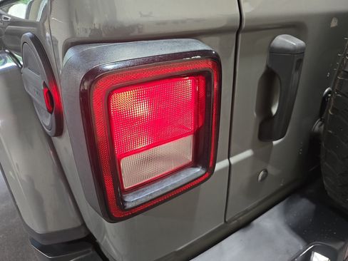 Used 2019 Jeep Wrangler Unlimited Sahara AWD/4WD image 33