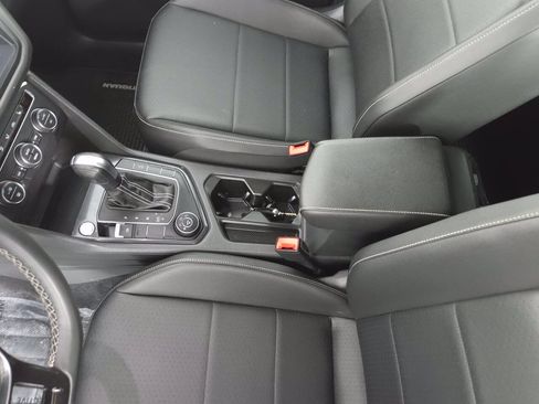 Used 2021 Volkswagen Tiguan SE w/ Panoramic Sunroof Package AWD/4WD image 17