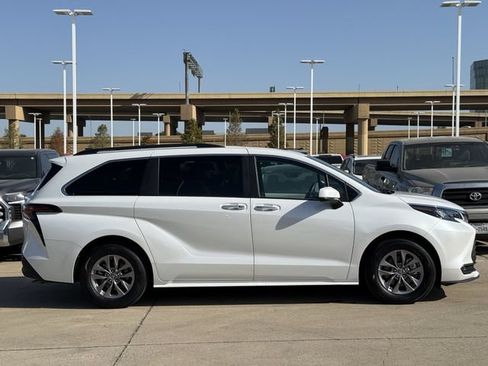 Used 2025 Toyota Sienna XLE FWD image 3