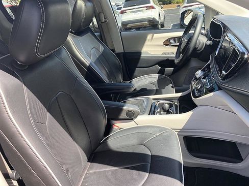 Used 2022 Chrysler Pacifica Limited FWD image 21