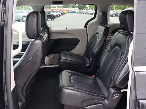 Used 2023 Chrysler Pacifica Touring-L FWD image 5