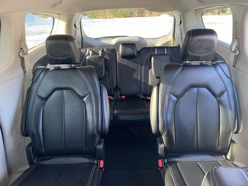 Used 2024 Chrysler Pacifica Touring-L image 38