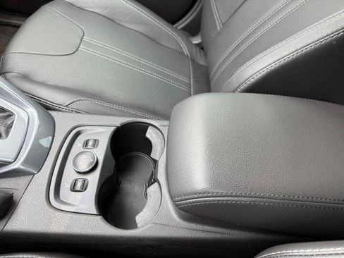 Used 2013 Ford Focus Titanium w/ Titanium Handling Pkg FWD image 24