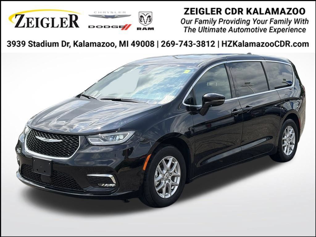 Certified 2025 Chrysler Pacifica Select FWD image 1