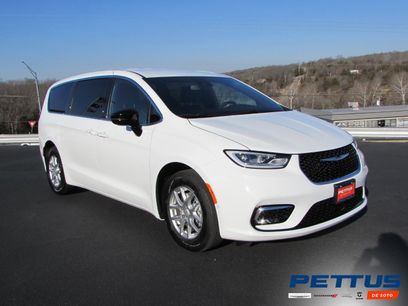 New 2026 Chrysler Pacifica Select