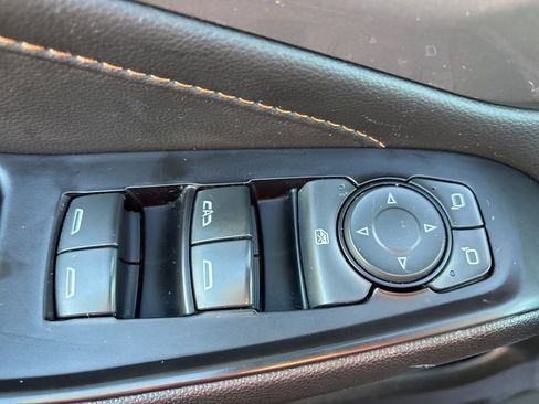 Used 2020 Chevrolet Traverse LT image 16