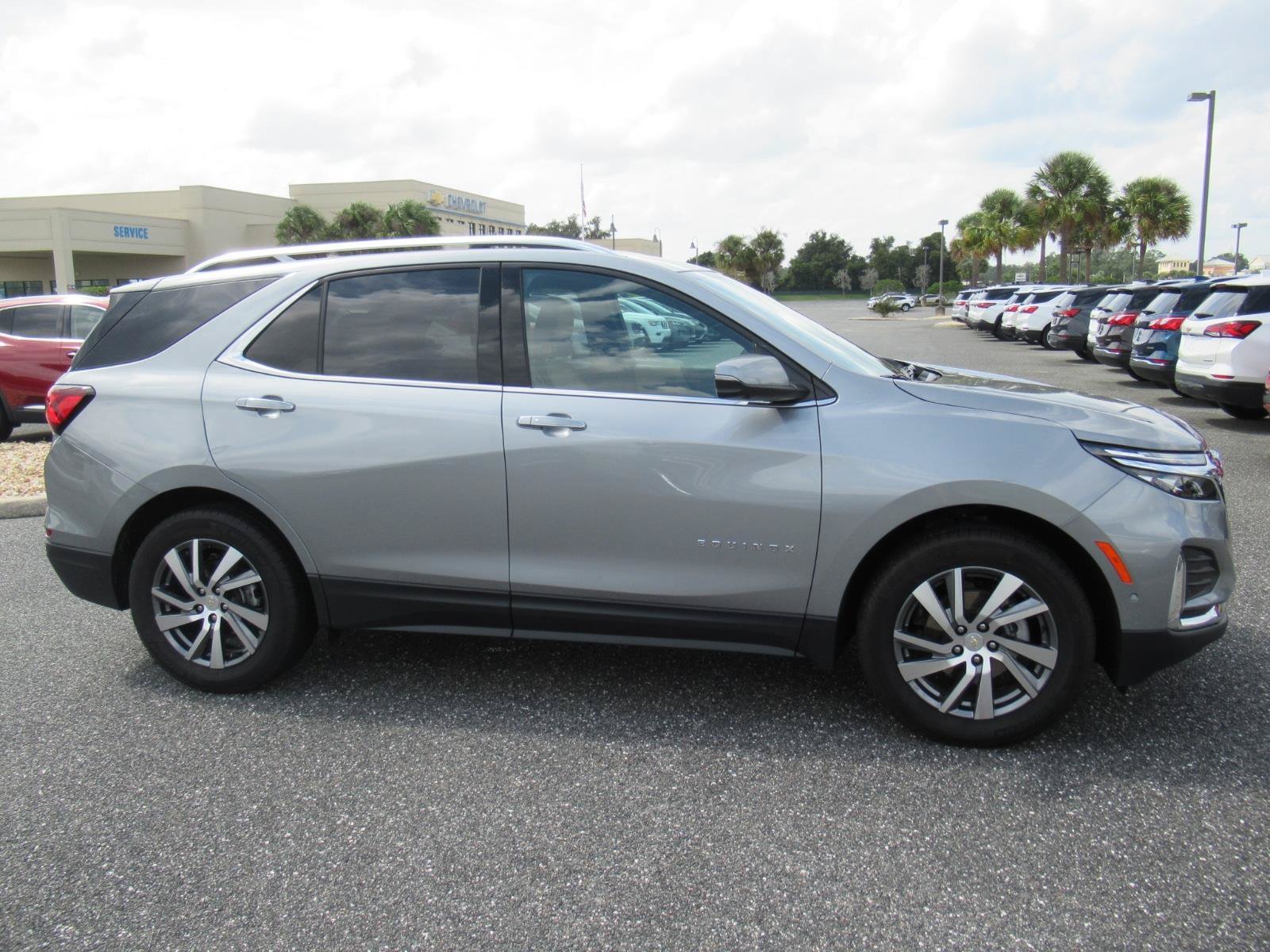 Used 2024 Chevrolet Equinox Premier FWD image 2