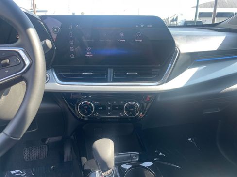 Used 2025 Chevrolet Trax LT w/ LT Convenience Package image 17