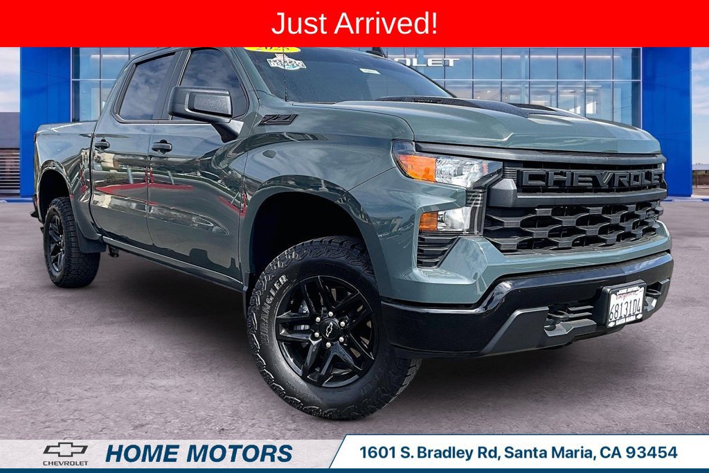 Used 2025 Chevrolet Silverado 1500 Custom Trail Boss w/ Dark Appearance Package AWD/4WD image 1