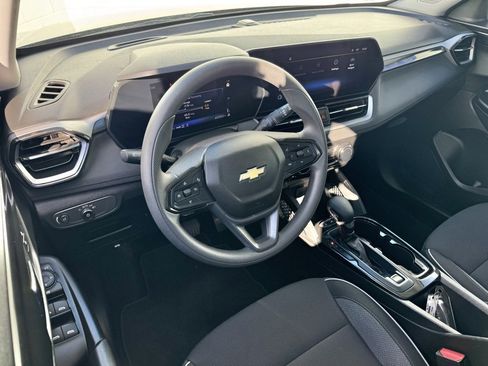 Used 2025 Chevrolet TrailBlazer LT image 3