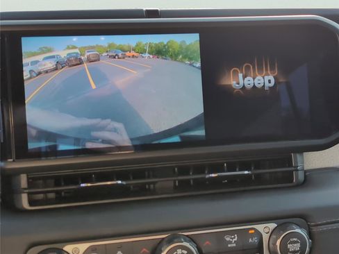 Used 2025 Jeep Wrangler Unlimited Sahara AWD/4WD image 19