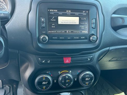 Used 2016 Jeep Renegade Trailhawk w/ Premium Trailhawk Package AWD/4WD image 15