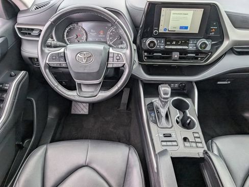 Used 2023 Toyota Highlander XLE AWD/4WD image 10