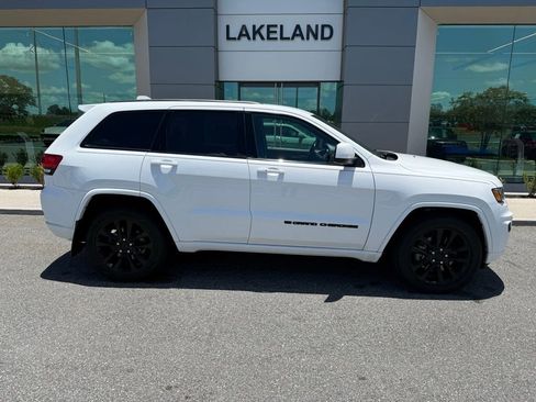 Used 2022 Jeep Grand Cherokee Laredo X RWD image 4
