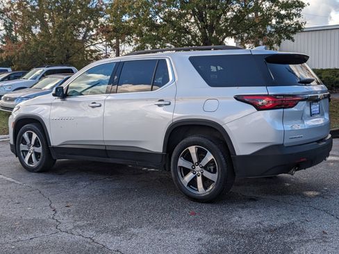 Used 2022 Chevrolet Traverse LT w/ LT Premium Package image 6