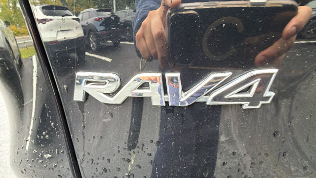 Used 2022 Toyota RAV4 XLE Premium FWD image 9