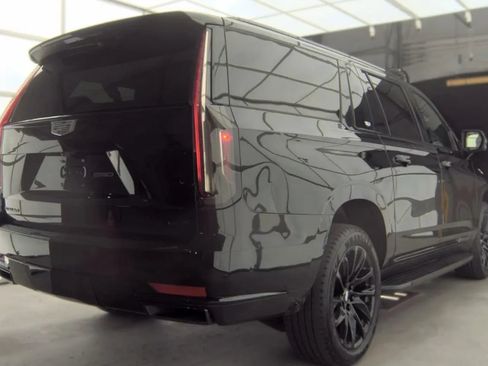 Used 2021 Cadillac Escalade ESV Sport w/ LPO, ONYX Package AWD/4WD image 2