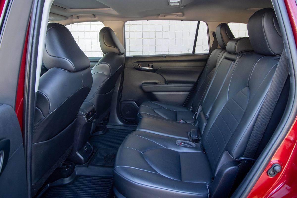 Used 2020 Toyota Highlander XLE FWD image 17