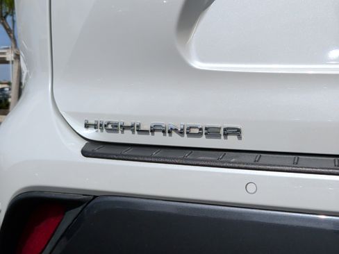 Used 2023 Toyota Highlander Limited image 11