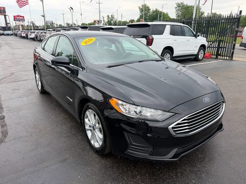 Used 2019 Ford Fusion SE FWD image 3