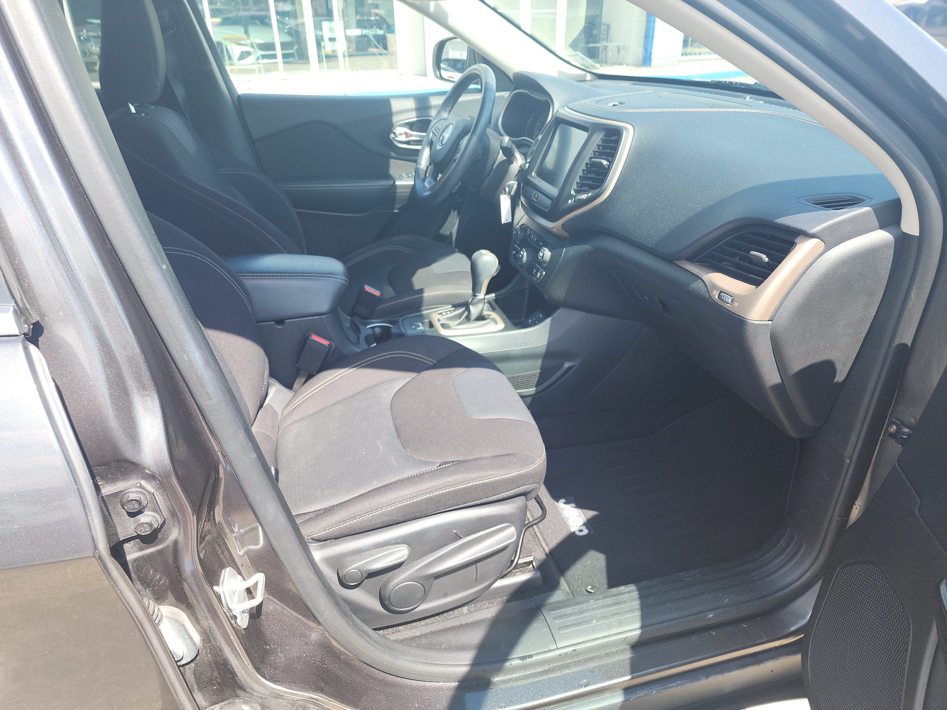 Used 2016 Jeep Cherokee Latitude w/ Comfort & Sound Group FWD image 12