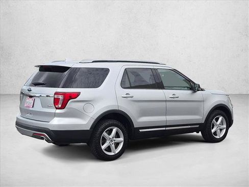 Used 2016 Ford Explorer XLT AWD/4WD image 5