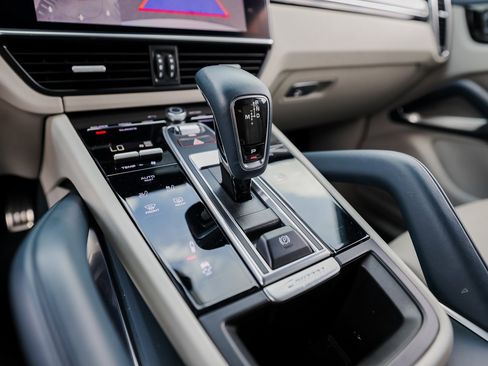 Certified 2022 Porsche Cayenne Turbo image 20