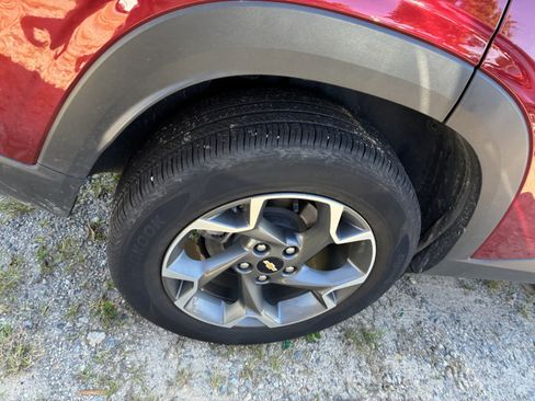 Used 2025 Chevrolet Trax LT w/ LT Convenience Package FWD image 9