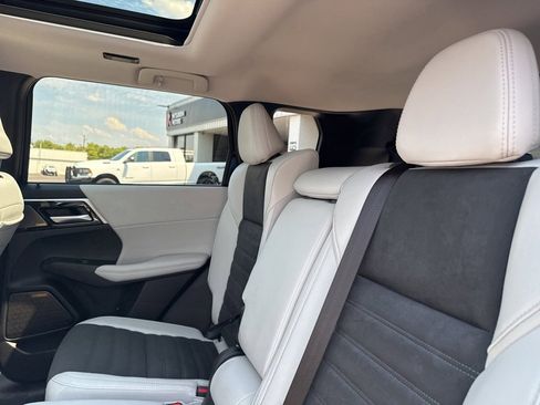 New 2025 Mitsubishi Outlander SE image 44