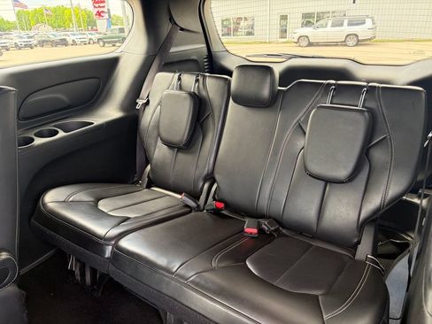 Used 2024 Chrysler Pacifica Limited FWD image 16