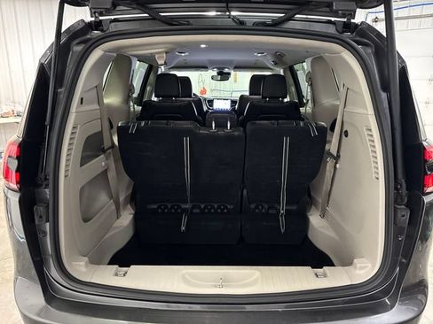 Used 2022 Chrysler Pacifica Touring-L FWD image 20