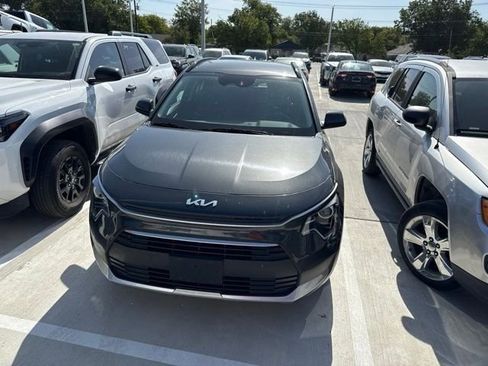 Used 2025 Kia Niro LX FWD image 3