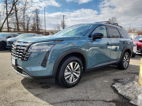 New 2026 Nissan Pathfinder SL image 2