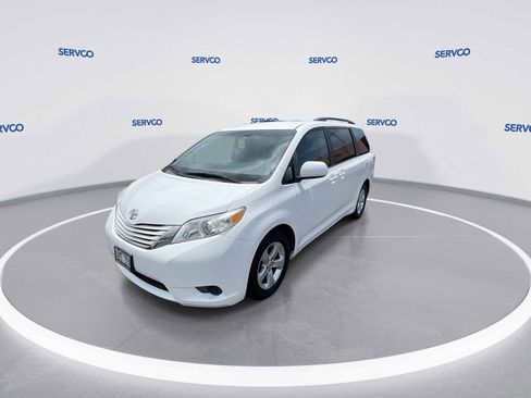 Used 2017 Toyota Sienna LE image 4