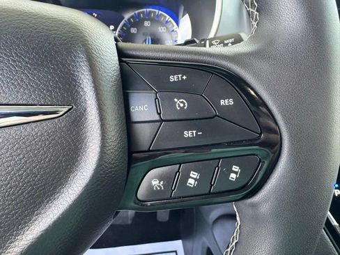 Used 2025 Chrysler Pacifica Limited FWD image 17