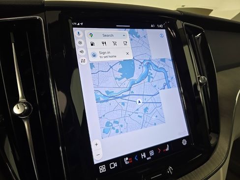 Certified 2023 Volvo XC60 B5 Plus w/ Climate Package image 28