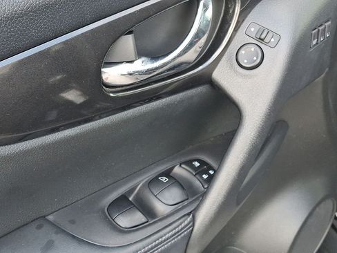 Used 2018 Nissan Rogue SV w/ Sun & Sound Touring Package AWD/4WD image 13