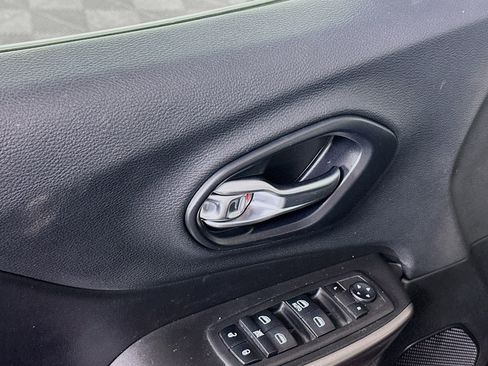 Used 2019 Jeep Cherokee Latitude w/ Popular Appearance Group image 15