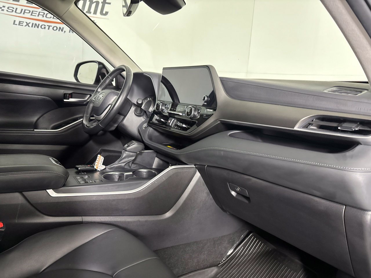 Used 2025 Toyota Highlander XLE FWD image 33